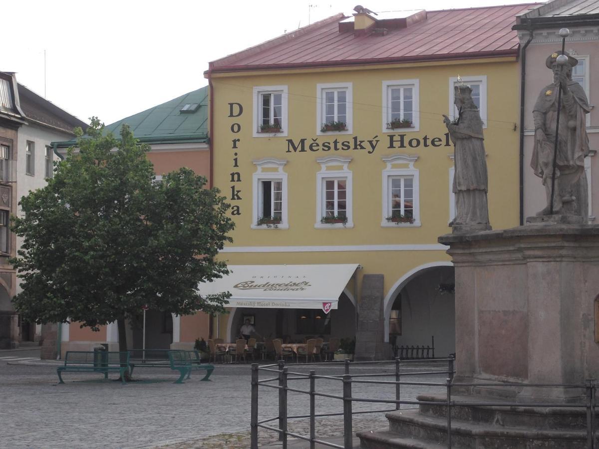 Mestsky Hotel Dorinka Hostinné Buitenkant foto