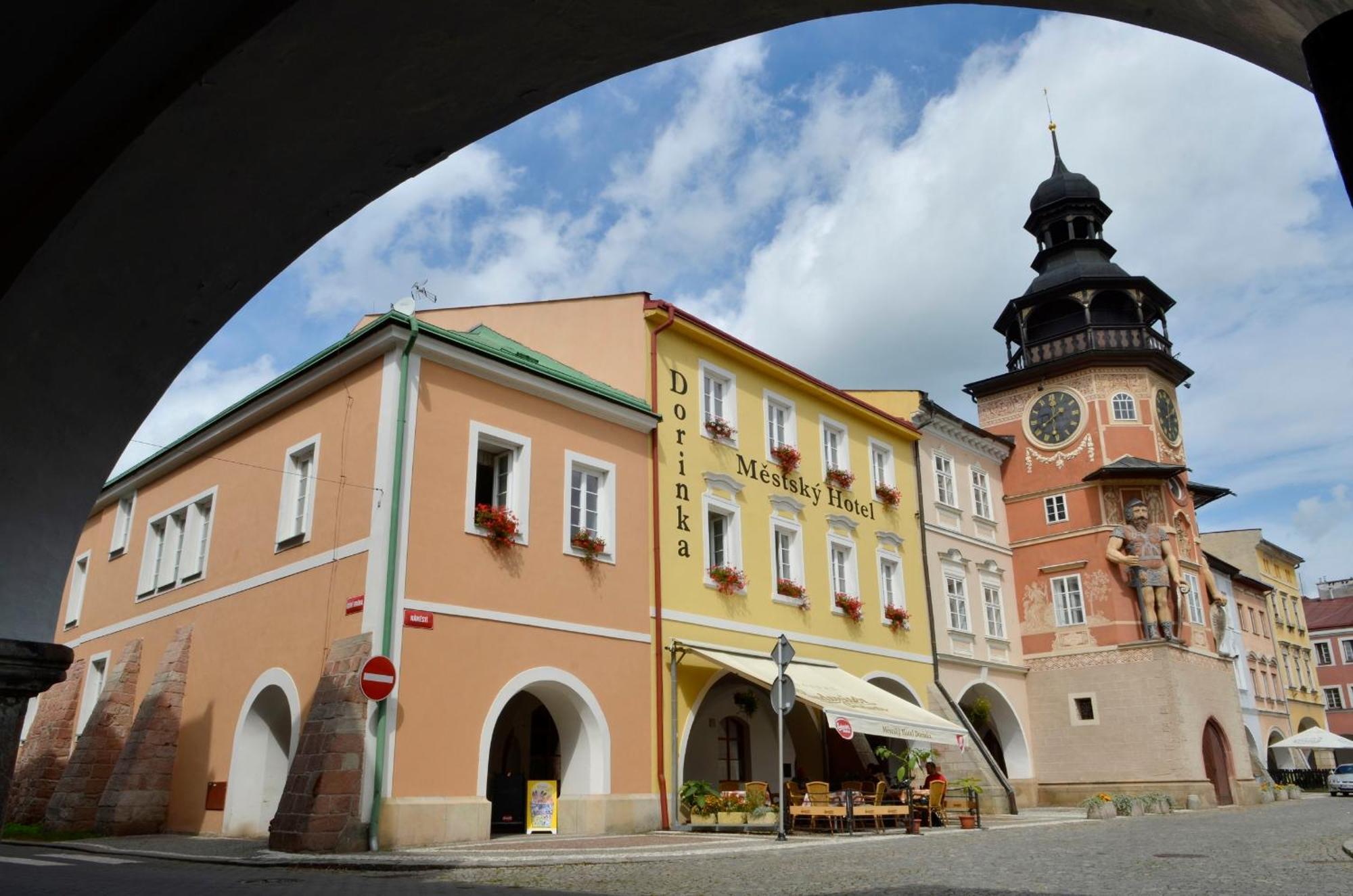 Mestsky Hotel Dorinka Hostinné Buitenkant foto