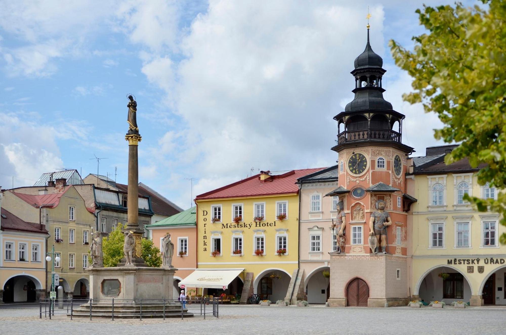 Mestsky Hotel Dorinka Hostinné Buitenkant foto