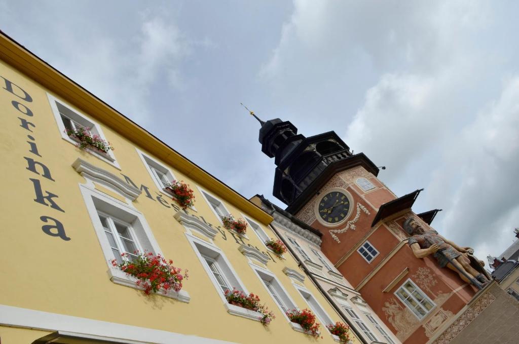 Mestsky Hotel Dorinka Hostinné Buitenkant foto